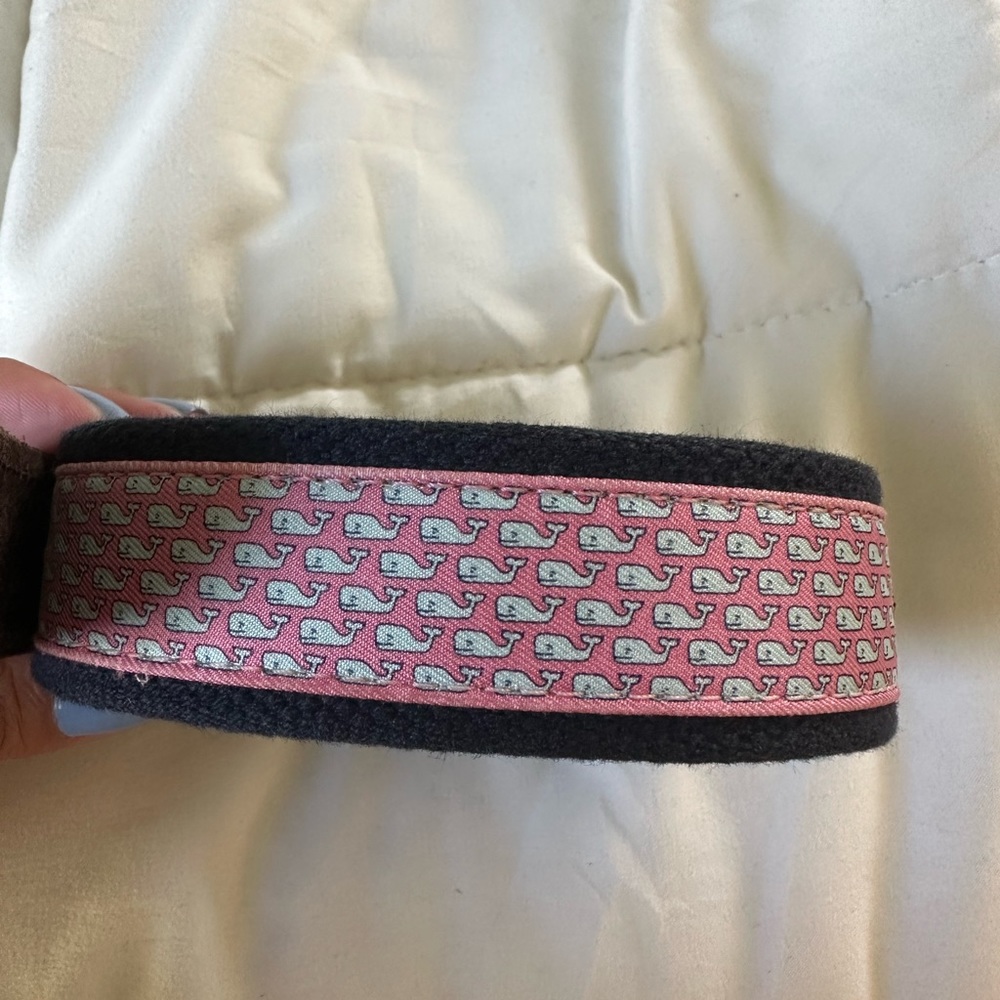 Vineyard vines belt size 36. Navy belt with pink and blue Vineyard Bines whales.